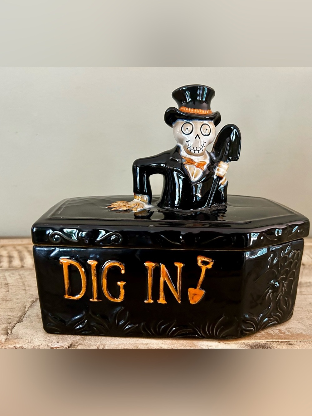 2014 Yankee Candle Boney Bunch "Dig In" Covered Coffin Candy Dish Halloween